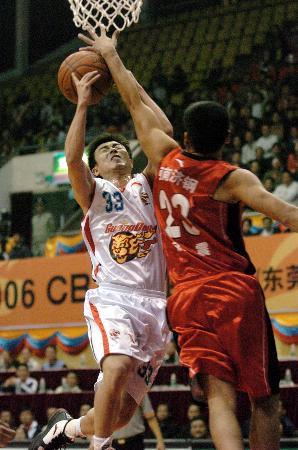 伊森的多面防守能力展现无遗（伊森全面防守实力尽显）