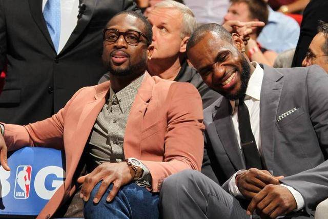 看着很难受！爱德华兹替补席手摸右肩面色痛苦 戴上护具（画面揪心：爱德华兹替补席捂右肩表情痛苦，随后佩戴护具）