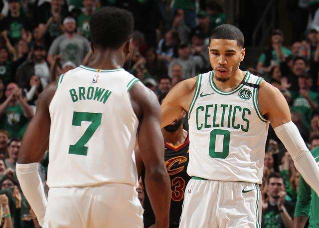 0-1！英意豪门欧冠巅峰对决：7亿战舰连伤两员大将 88分钟惨遭绝杀（0-1！英意豪门欧冠巅峰战：7亿舰队伤退两将，第88分钟吞绝杀）