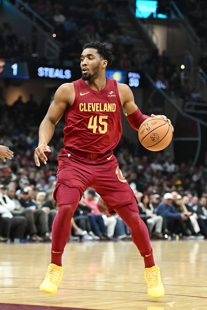 东契奇与里夫斯的兄弟情谊 奠定湖人未来新气象（东契奇与里夫斯的深厚情谊开启湖人新篇章）