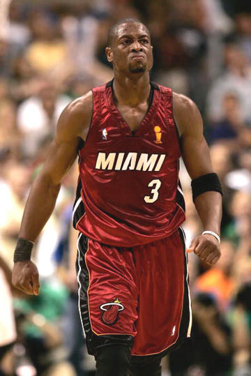 骑士队迎战黄蜂队，备战关键一役（骑士对阵黄蜂，备战关键之战）