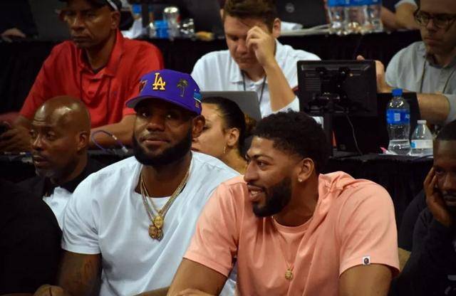 德比即将打响！枪手热刺发布对阵海报：萨卡、西蒙斯等人出镜（北伦敦德比倒计时！阿森纳与热刺发布对阵海报：萨卡、西蒙斯领衔亮相）