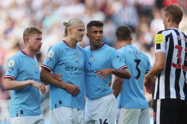 凯尔登·约翰逊半场表现惊艳，火力全开（凯尔登·约翰逊上半场狂飙，手感火热）