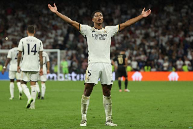 邮报：明年世界杯上下半场中段设强制补水时间，每次三分钟（《邮报》：明年世界杯将在上下半场中段增设3分钟强制补水暂停）