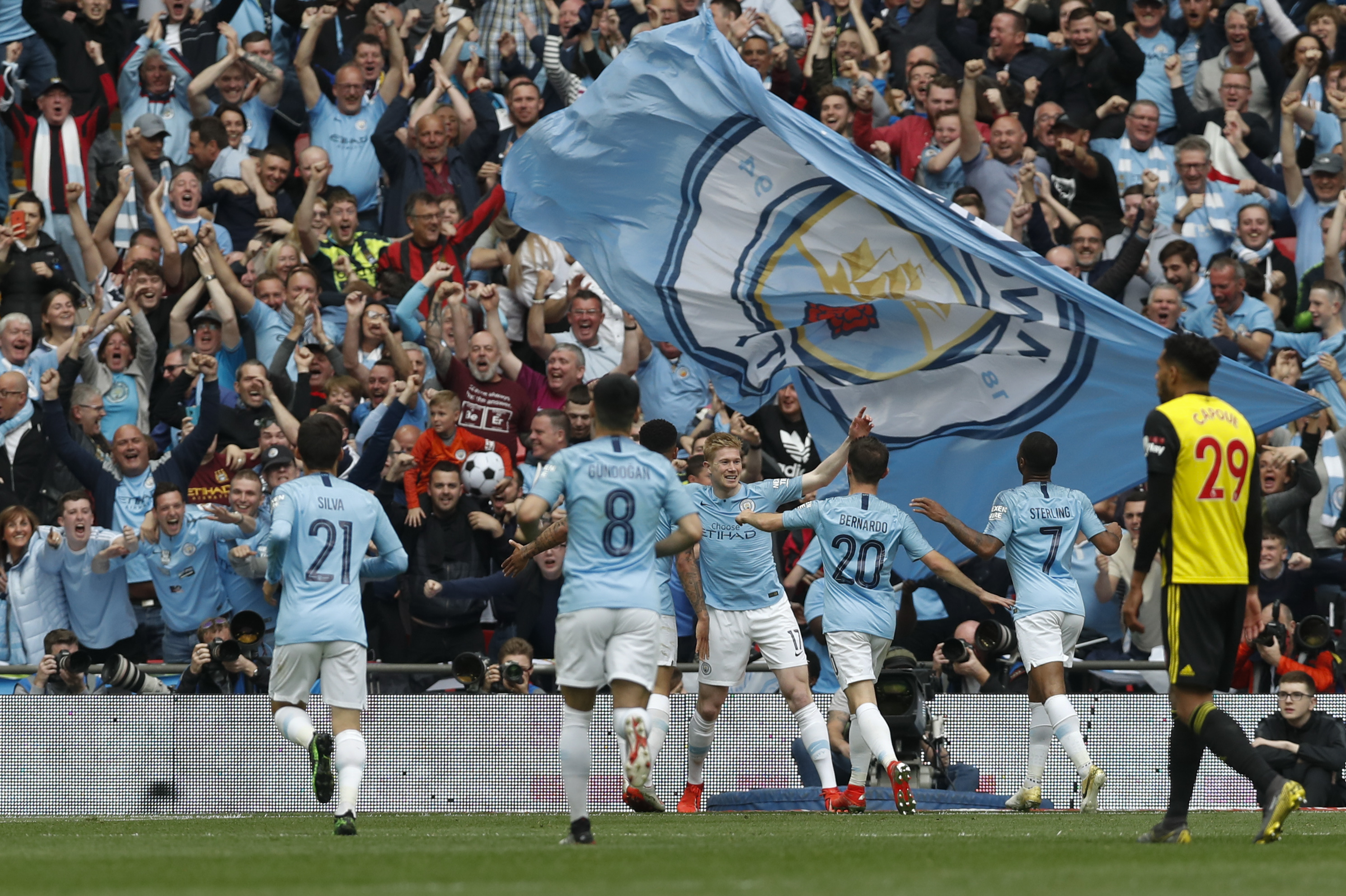 佛罗伦萨连续8场不胜，赛后哲科拿着扩音器与球迷沟通（佛罗伦萨八场不胜，哲科赛后持扩音器与球迷交流）