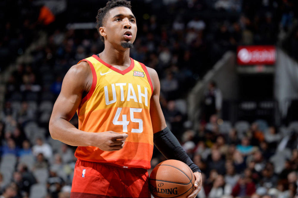 NBA：湖人险胜火箭 詹姆斯砍下35分（詹姆斯轰35分助湖人惊险击败火箭）