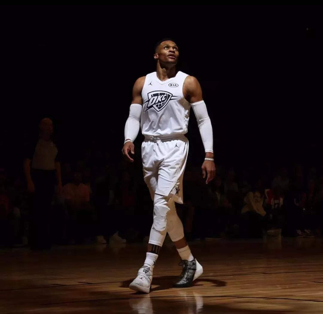 很强硬！布克急停急起突破妙传 马威吃饼强起上篮2+1（硬核时刻！布克急停急起突破妙传，马威吃饼强起上篮打成2+1）