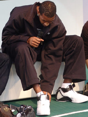 扑救率85.2%场均丢球0.57，斯维拉尔两项数据五大联赛门将第一（85.2%扑救率、场均0.57失球，斯维拉尔双项数据居五大联赛门将之首）